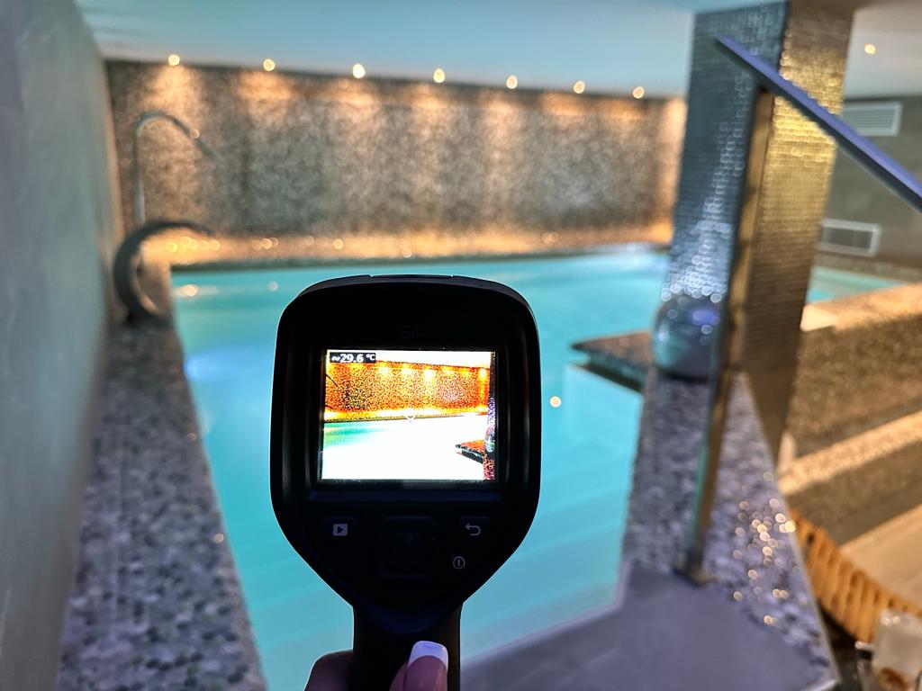 Cámara termográfica de Piscipool detectando la temperatura del agua en una piscina interior